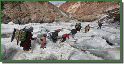 -Des enfants et des parents empruntent un chemin de glace pour se rendre au pensionnat de Zanskar dans l’Himalaya indien